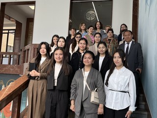 Le studentesse con la delegazione uzbeka e le professoresse Insubria Paola Biavaschi, Alessandra Vicentini e Farian Sabahi
