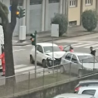 Incidente a Beata Giuliana, scontro tra due auto in viale Stelvio