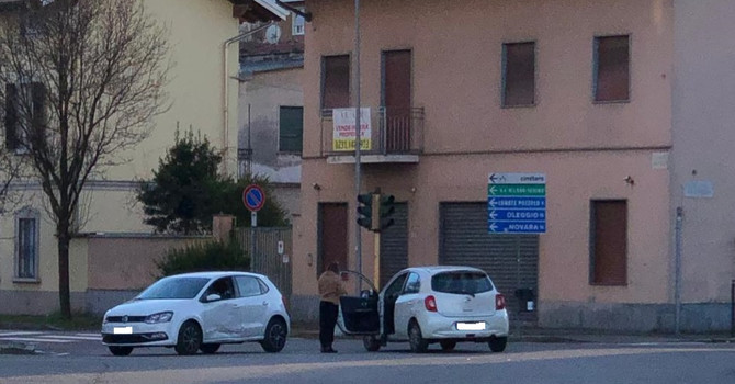 FOTO. Interruzione elettrica, poi il guasto: semafori ko e incidente all’incrocio