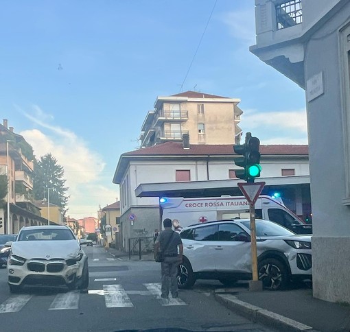 Incrocio tra viale Pirandello e via Milazzo, ennesimo incidente e auto contro un muro