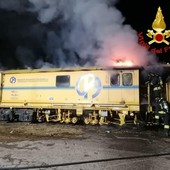 Fiamme su un carro officina, Vigili del Fuoco in azione alla stazione di Busto Fiamme su un carro officina, Vigili del Fuoco in azione alla stazione di Busto
