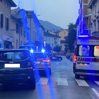 Omicidio in pieno centro a Luino, una tragedia familiare: interrogato il figlio 25enne