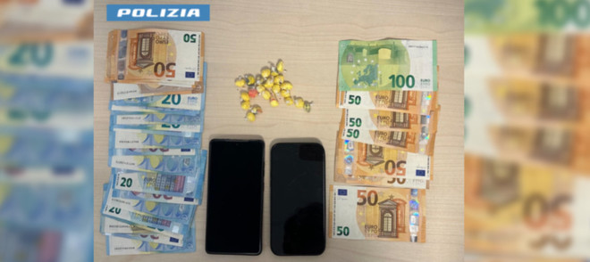 Recupera un pacchetto nascosto nel bosco: arrestato con 22 dosi di cocaina Recupera un pacchetto nascosto nel bosco: arrestato con 22 dosi di cocaina