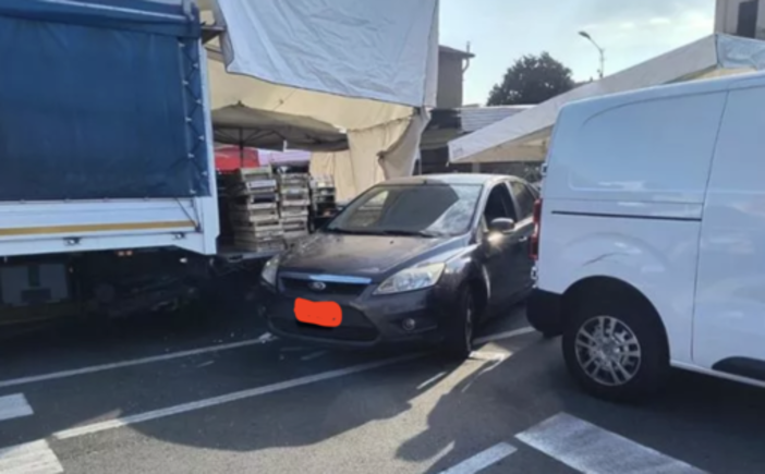 L'auto &quot;impazzita&quot; al mercato settimanale di intra (foto da Vconews.it)