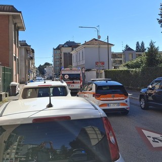 Ciclista a terra in via Bellini, soccorsi in azione vicino alle scuole Crespi
