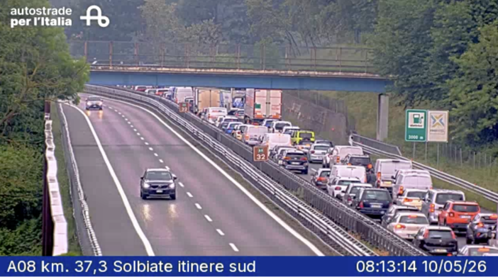 Le code sull'A8 dopo l'incidente di questa mattina (foto da webcam Autostrade per l'Italia)