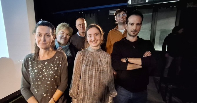 Aurora Vernocchi e Claudio Mezzanzanica, al centro, con alcune delle persone che, al Circolo Gagarin, hanno spontaneamente ricordato i propri cari, internati in Germania