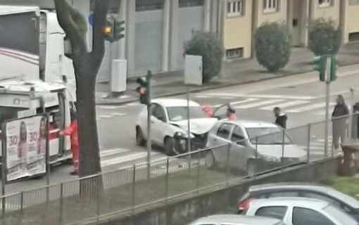 Incidente a Beata Giuliana, scontro tra due auto in viale Stelvio