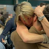 Malpensa, atterrato volo con 200 studenti bloccati a Dubai: li accoglie un lungo applauso