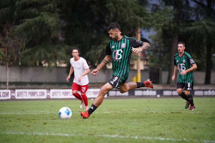 Il rigore di Roberto Colombo (foto: Samuele Lucchi)