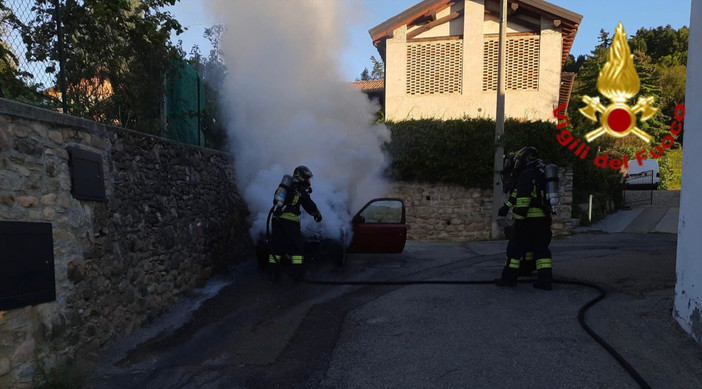 Le immagini dell'incendio dell'auto in via della Quadrona a Induno Olona