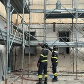 Operaio cade da un'impalcatura di una casa in ristrutturazione a Ispra: portato con l'elisoccorso al Circolo