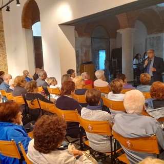 Il pubblico ascolta il direttore socio sanitario Marino Dell'Acqua