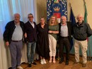 L'assessore Paola Reguzzoni con Raffaella Ganzetti (coordinatrice del centro diurno Belotti Pensa per Società Dolce), il sindaco di Comabbio Mariolino Deplano, l'artista Giuseppe Portella e due rappresentanti dell'associazione culturale Il borgo di Lucio Fontana