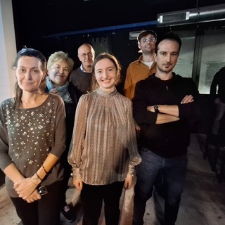 Aurora Vernocchi e Claudio Mezzanzanica, al centro, con alcune delle persone che, al Circolo Gagarin, hanno spontaneamente ricordato i propri cari, internati in Germania