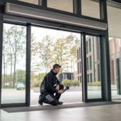 Installare una barriera a lama d’aria: potenza, dimensioni e posizionamento da valutare Installare una barriera a lama d’aria: potenza, dimensioni e posizionamento da valutare
