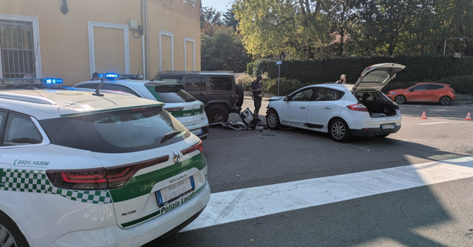 FOTO. Scontro all'incrocio tra via Gozzano e via del Roccolo: nessun ferito ma traffico in tilt FOTO. Scontro all'incrocio tra via Gozzano e via del Roccolo: nessun ferito ma traffico in tilt