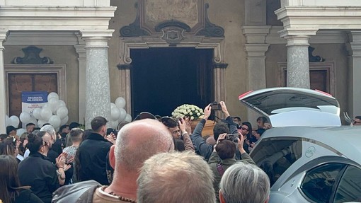 L'uscita del feretro di Enzo Ambrosino dalla chiesa di Induno Olona