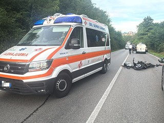 Le immagini dell'incidente stradale tra una moto e un'auto sulla Sp26 tra Jerago ed Albizzate