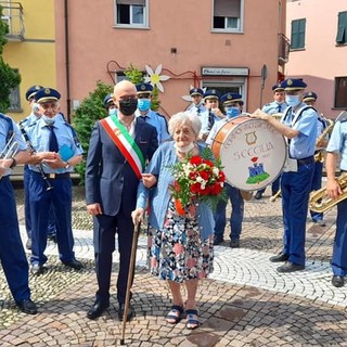 La signora Giovannina, con il sindaco e la banda in una foto tratta dalla pagina Facebook di Emilio Aliverti