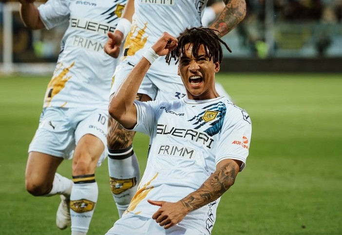 Kevin Zeroli esulta dopo il gol al Modena (foto profilo instagram @ssjuvestabia)