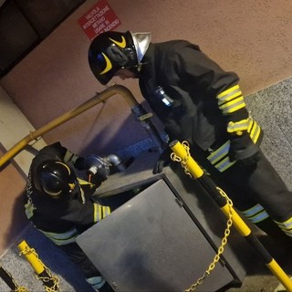 L'intervento dei vigili del fuoco per la fuga di gas in un condominio di Luvinate
