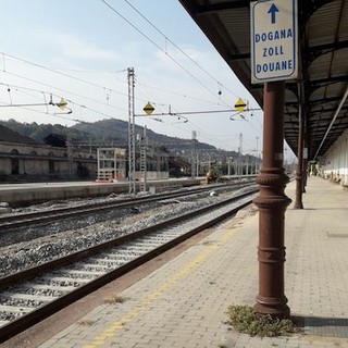 Manutenzione ferroviaria Luino-Laveno: treni limitati e autobus sostitutivi dal 3 al 9 aprile