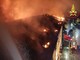 FOTO E VIDEO Fulmine colpisce palazzo nel centro di Luino, in fiamme il tetto. Diversi evacuati