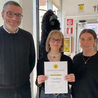 La studentessa Nina Besana mostra l’attestato del concorso di filosofia fra il preside Luigi Iannotta e la docente Eleonora Prevedello