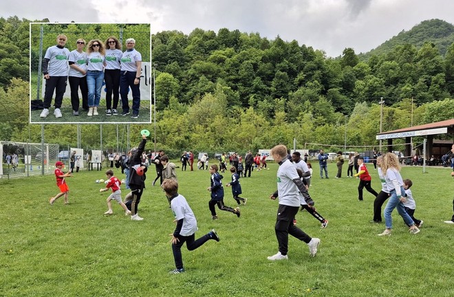 Un momento di gioco nel centro di Juventus One, nel riquadro la delegazione LookAut - Awareness is not enough
