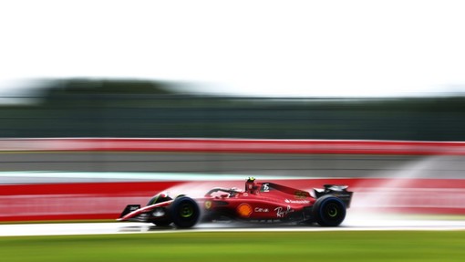 Il “mondo al contrario”: la Ferrari domina all’alba