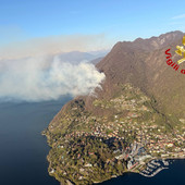 Un'immagine dall'alto dell'incendio che sabato pomeriggio ha colpito i boschi sopra Laveno Mombello