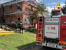 Il ponteggio di via Lugano a Luino da dove sono caduti i due operai