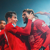 Leonardo Colombo festeggia Varela dopo il gol del momentaneo 1-1 (foto profilo instagram @acmonza)