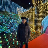 Lino Betti davanti al suo capolavoro nell'edizione del 2023 delle Lucine di Natale