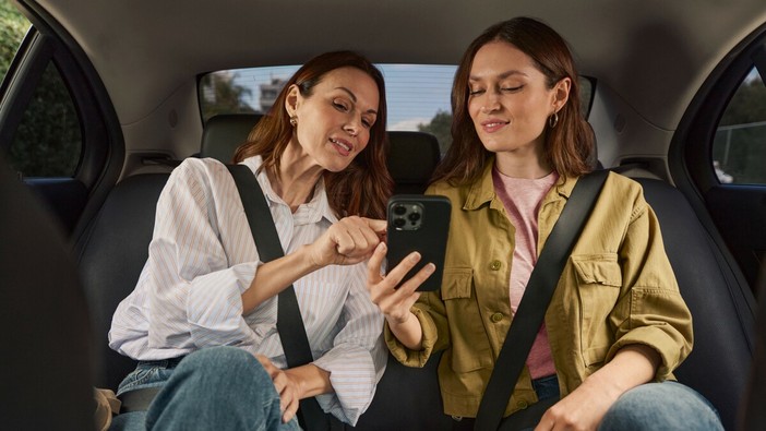 Sempre in mano, spesso perso: il cellulare è l’oggetto più dimenticato sul taxi Sempre in mano, spesso perso: il cellulare è l’oggetto più dimenticato sul taxi