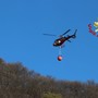 Incendio nei boschi sopra Laveno Mombello, in fumo due ettari. In azione anche l'elicottero dei vigili del fuoco