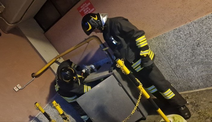 L'intervento dei vigili del fuoco per la fuga di gas in un condominio di Luvinate