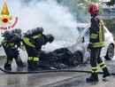 L'auto che ha preso fuoco a Lonate Pozzolo