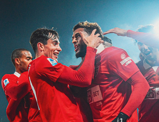 Leonardo Colombo festeggia Varela dopo il gol del momentaneo 1-1 (foto profilo instagram @acmonza) Leonardo Colombo festeggia Varela dopo il gol del momentaneo 1-1 (foto profilo instagram @acmonza)