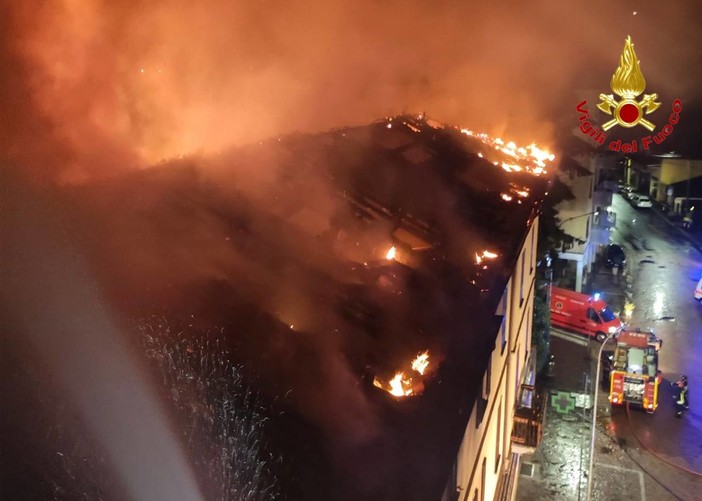 FOTO E VIDEO Fulmine colpisce palazzo nel centro di Luino, in fiamme il tetto. Diversi evacuati