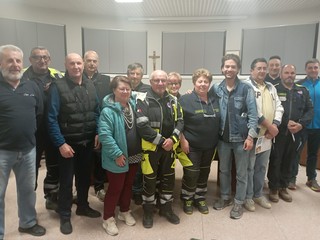 I partecipanti all'incontro pubblico di Leggiuno sulla vespa &quot;velutina&quot;