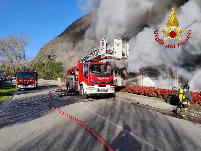 L'incendio sviluppatosi in un grande negozio di via XXV Aprile a Laveno Mombello L'incendio sviluppatosi in un grande negozio di via XXV Aprile a Laveno Mombello