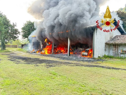 L'incendio di un capanno agricolo in zona Biviglione a Luino