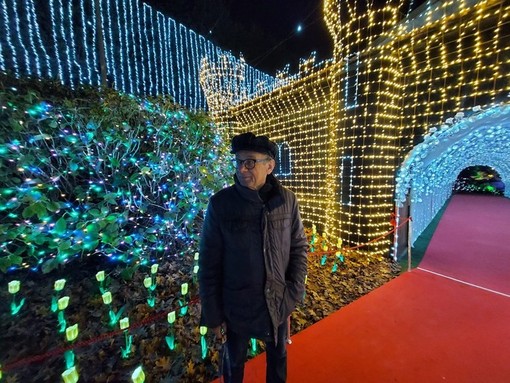 Lino Betti davanti al suo capolavoro nell'edizione del 2023 delle Lucine di Natale Lino Betti davanti al suo capolavoro nell'edizione del 2023 delle Lucine di Natale