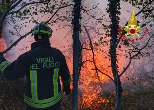 Incendio di Laveno sconfitto: il giorno del grazie e delle indagini sulle cause