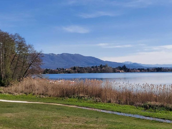 Il lago di Monate Il lago di Monate