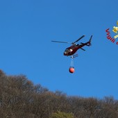 Incendio nei boschi sopra Laveno Mombello, in fumo due ettari. In azione anche l'elicottero dei vigili del fuoco
