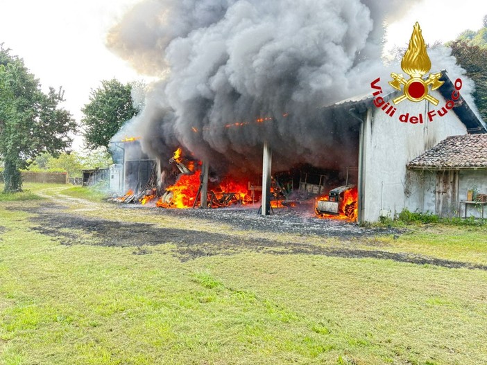 L'incendio di un capanno agricolo in zona Biviglione a Luino