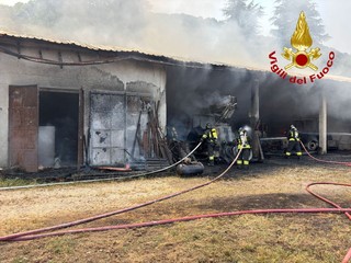 L'incendio di un capanno agricolo in zona Biviglione a Luino